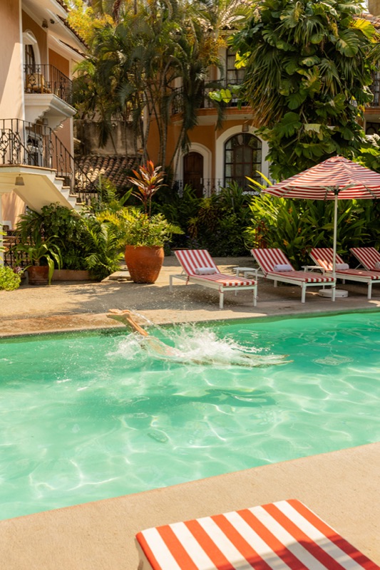 Huésped nadando en la alberca del Hotel Santa Fe